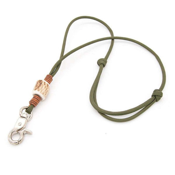 Elegantes Pfeifenband "Pfffff" aus Paracord mit handverarbeitetem Hirschhorn und verstellbarer Länge, ideal für Hundepfeifen oder als Schlüsselanhänger.