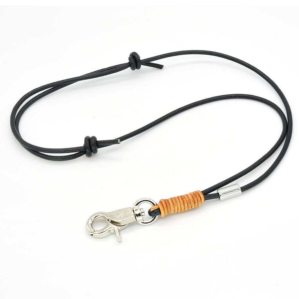 Verstellbares Leder-Pfeifenband mit Scherenkarabiner, vielseitig für Acme Pfeifen und Schlüssel geeignet.