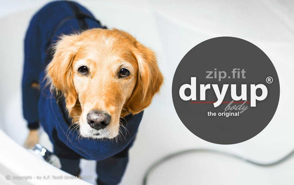 Hundebademantel DRYUP BODY® Blau – mit Rückenreißverschluss mit Stoff-Falte, verhindert Haarverhaken