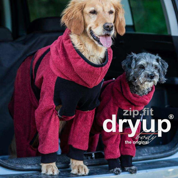 DRYUP BODY® Bordeaux-Rot – Hundebademantel mit Beinen aus Baumwoll-Frottee, ideal für nasse Tage