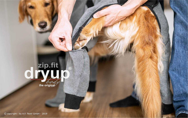 Hundebademantel DRYUP BODY® Grau – mit Rückenreißverschluss mit Stoff-Falte, verhindert Haarverhaken
