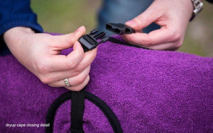 Original DRYUP Cape in Lila – Hundebademantel für drinnen und draußen, perfekt für nasse Abenteuer.