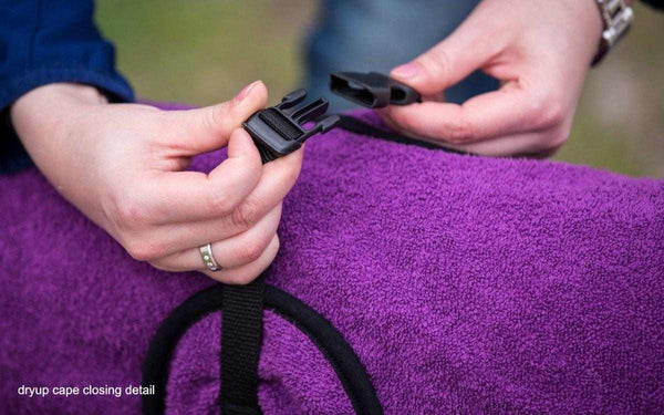 Original DRYUP Cape in Lila – Hundebademantel für drinnen und draußen, perfekt für nasse Abenteuer.