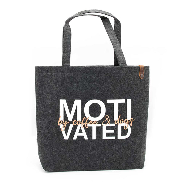 Filztasche motivated by coffee & dogs – Geschenkidee für Hundebesitzer zu Weihnachten oder als Geburtstagsgeschenk