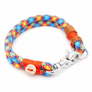 #T-HB-KA-10-JOY, Nahaufnahme Karabinerverschluss am fertigen Hundehalsband aus Tau 10 mm