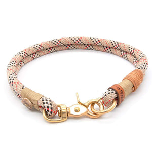 #T-HB-KA-10-HIGHC, Detailaufnahme Karabiner und Tau bei fertigem Hundehalsband 10 mm mit Karabiner