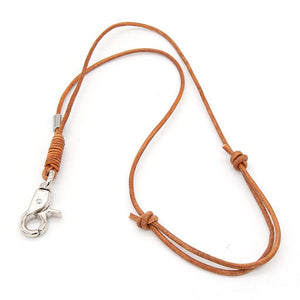 Verstellbares Pfeifenband aus Leder mit Scherenkarabiner.