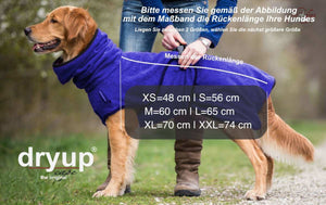Original DRYUP Cape in Blau – Hundebademantel für drinnen und draußen, perfekt für nasse Abenteuer.
